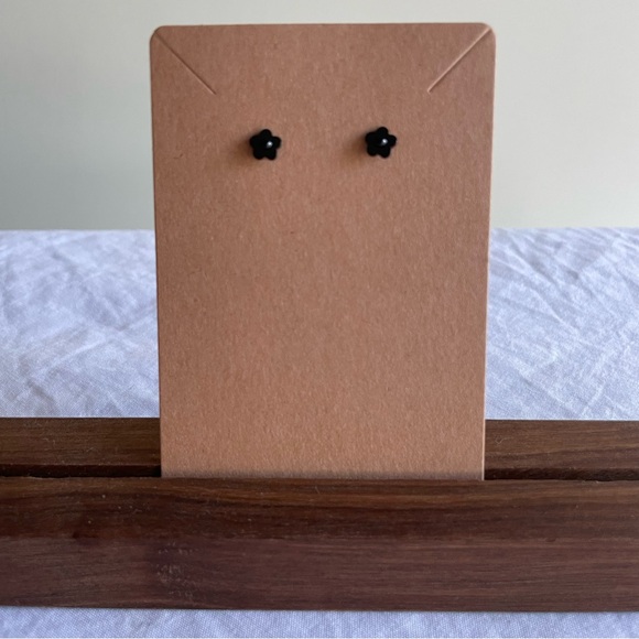 Flatback daisy stud earrings stainless steel black hypoallergenic comfortable - Picture 3 of 5